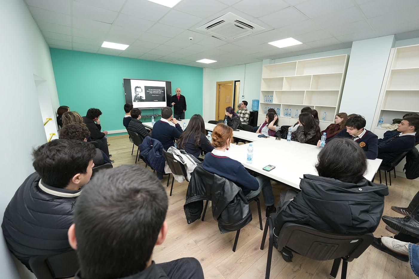 ბაქსვუდის სკოლის უფროსკლასელები საქართველოს უნივერსიტეტის მეცნიერებისა და ტექნოლოგიების სკოლას ესტუმრნენ