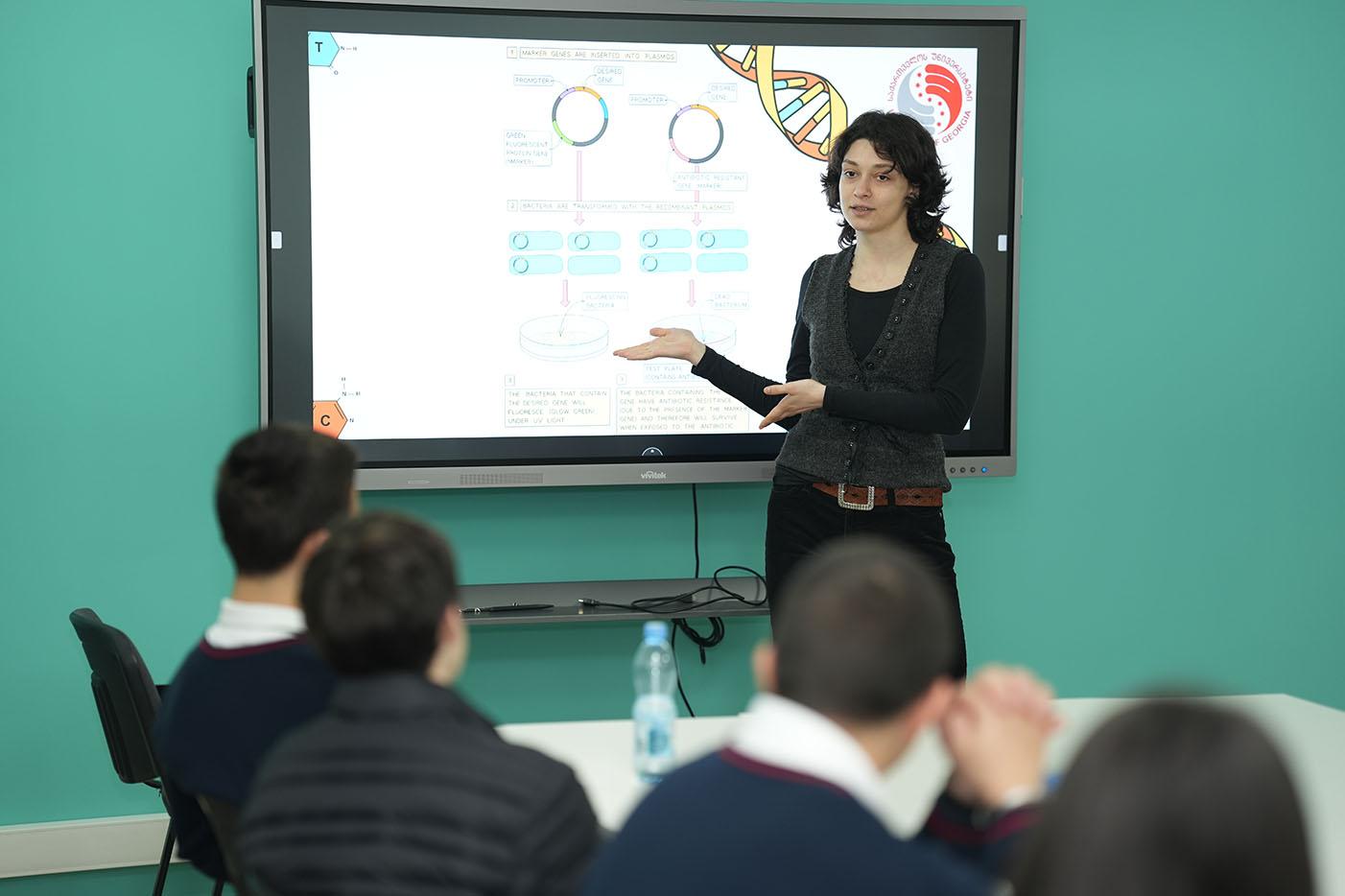 ბაქსვუდის სკოლის უფროსკლასელები საქართველოს უნივერსიტეტის მეცნიერებისა და ტექნოლოგიების სკოლას ესტუმრნენ